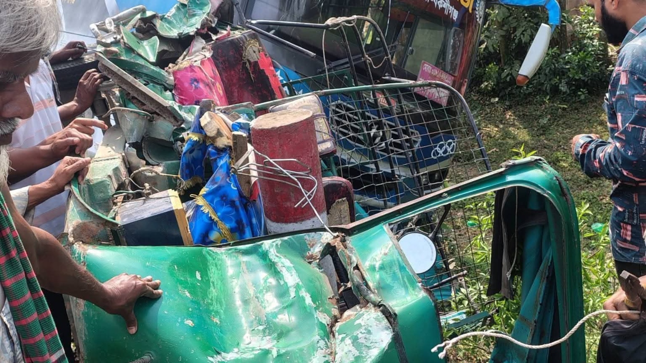 শেরপুরে বাসচাপায় শিশুর মৃত্যু, আহত ৪