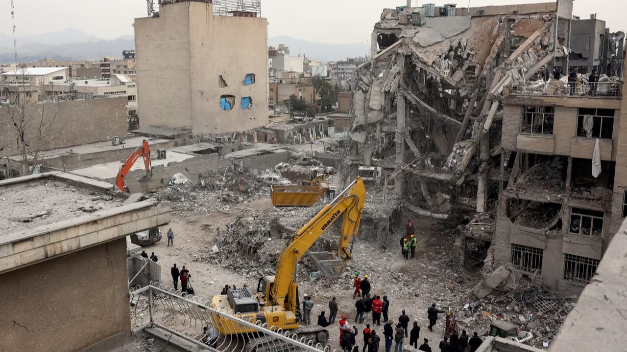 বোমাবর্ষণে আতঙ্ক ও হতাশায় তেহরানের বাসিন্দারা