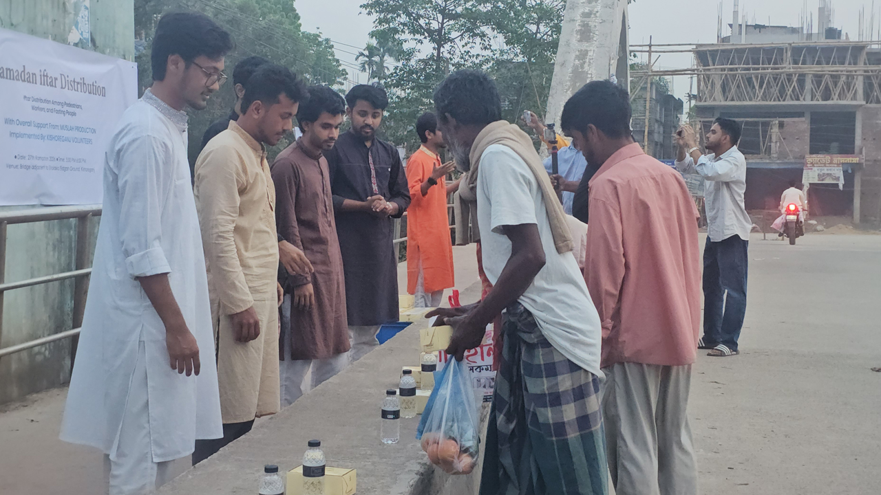 কিশোরগঞ্জে দুই টাকায় ইফতার বিতরণ