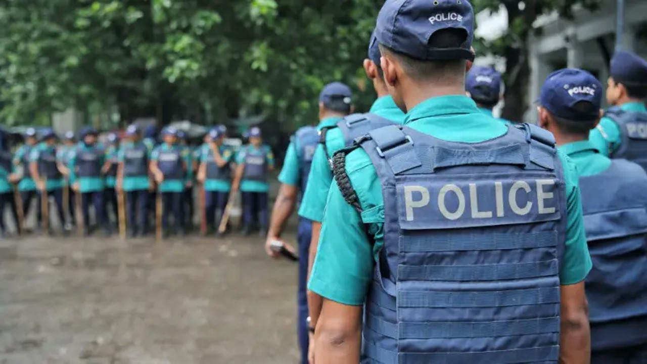 ঈদের আগেই ৩৩০ পুলিশ কর্মকর্তার ঘরে &lsquo;ঈদ আনন্দ&rsquo;