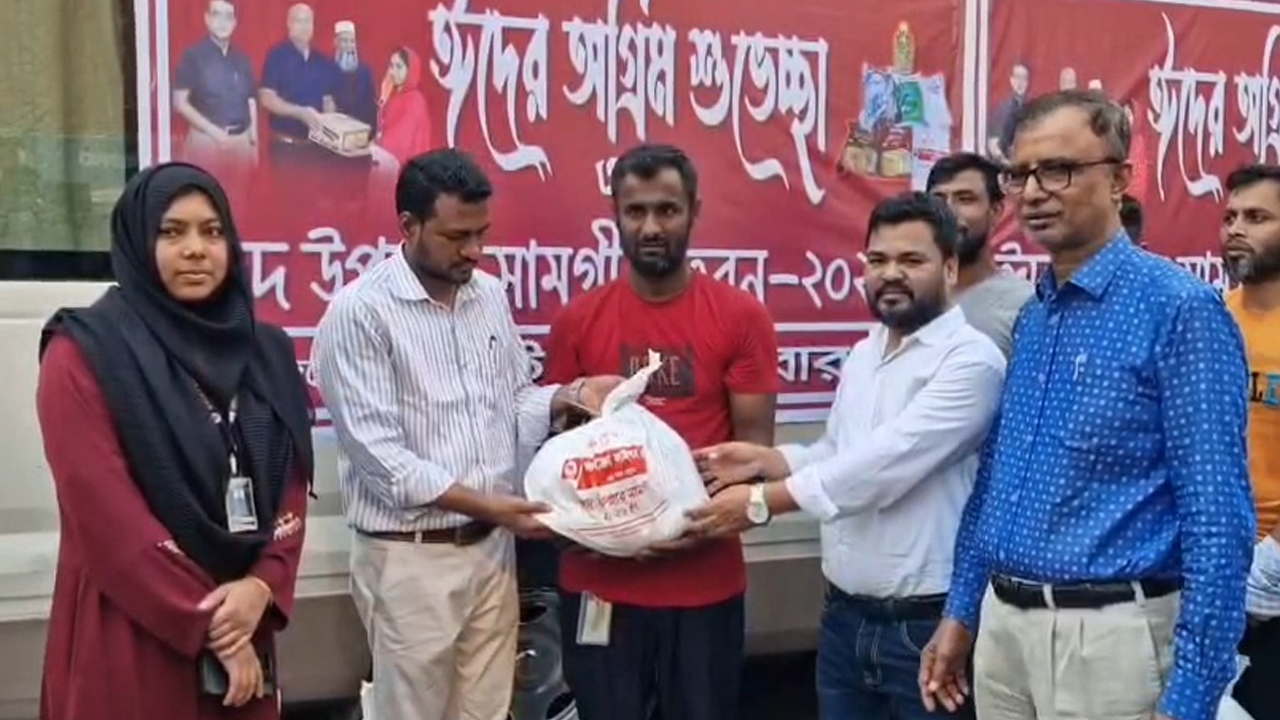 রূপগঞ্জে গার্মেন্টস শ্রমিকদের মাঝে ঈদসামগ্রী বিতরণ