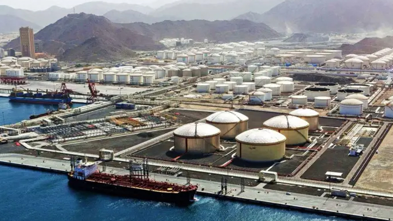 আরব আমিরাতের বন্দরে নোঙর করা তেলের ট্যাঙ্কারে ক্ষেপণাস্ত্র হামলা