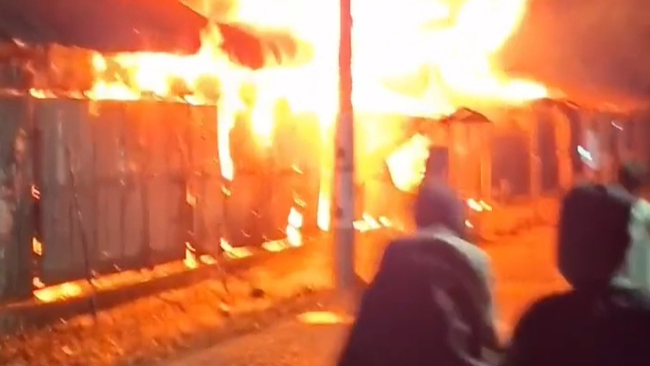 শিবচরে অগ্নিকাণ্ডে ৭ দোকান পুড়ে ছাই