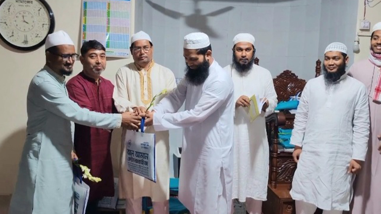 তারাবিতে নিয়মিত ৪০ মুসল্লিকে পুরস্কৃত করল মসজিদ কমিটি