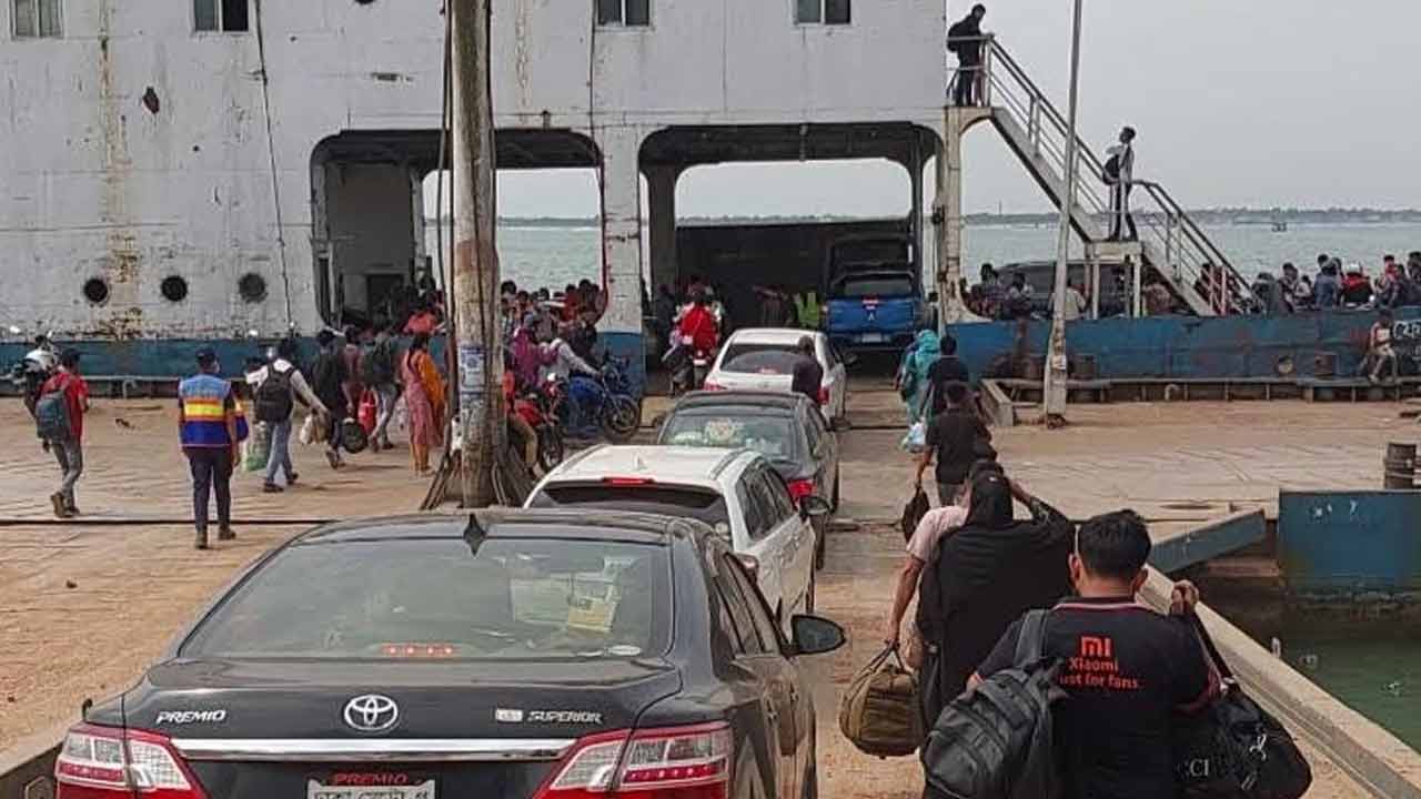 ঈদযাত্রায় স্বস্তি: পাটুরিয়া&ndash;দৌলতদিয়া নৌপথে চাপ বাড়লেও নেই ভোগান্তি