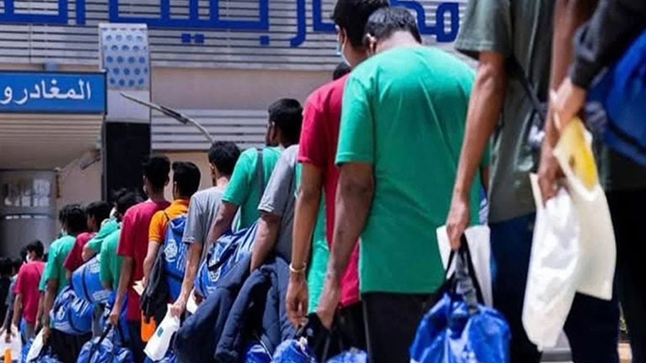 ইরান থেকে দেশে ফিরছেন দুই শতাধিক বাংলাদেশি