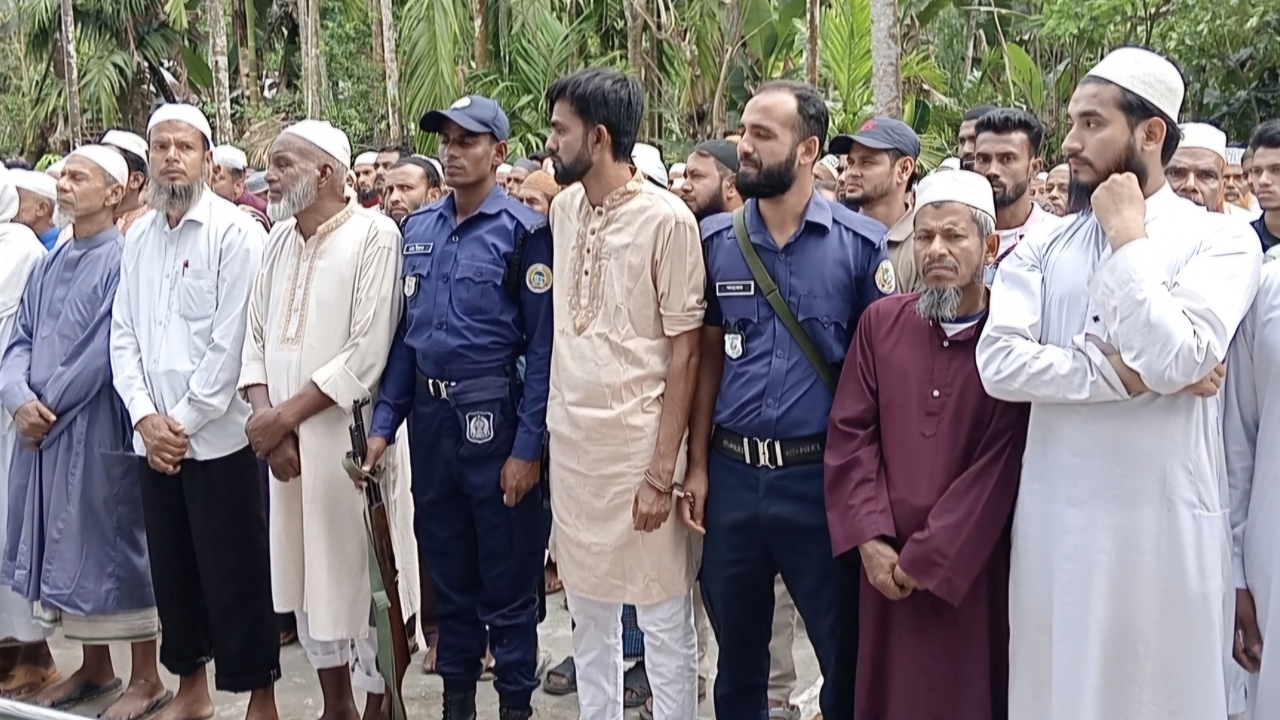 হাতকড়া পরেই বাবার জানাজায় ছেলে