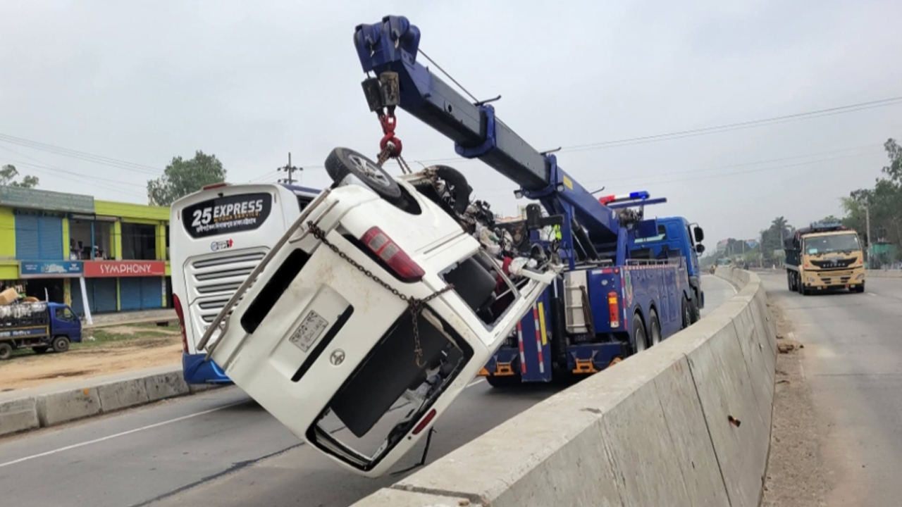 মাইক্রোবাসের গ্যাস সিলিন্ডার বিস্ফোরণে নিহত ৩, আহত ৯