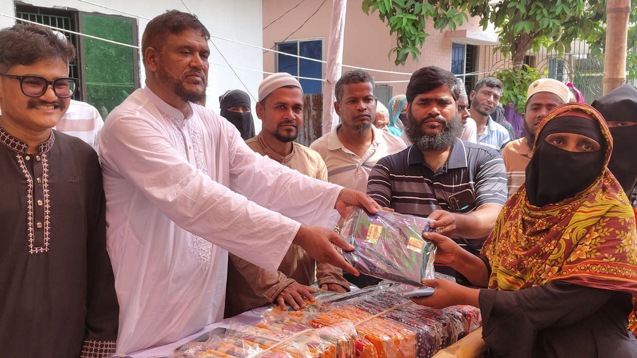 কুয়াকাটায় ৫ হাজার মানুষকে ঈদ উপহার দিলেন সাবেক মেয়র