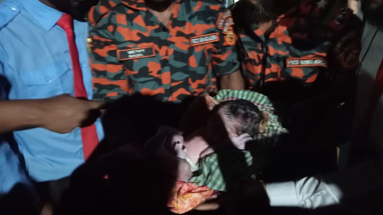 চলন্ত ট্রেনে সন্তান প্রসব,ছাত্রদল নেতা-পুলিশ-ফায়ার সার্ভিসের সহায়তায় প্রাণে রক্ষা মা-শিশুর