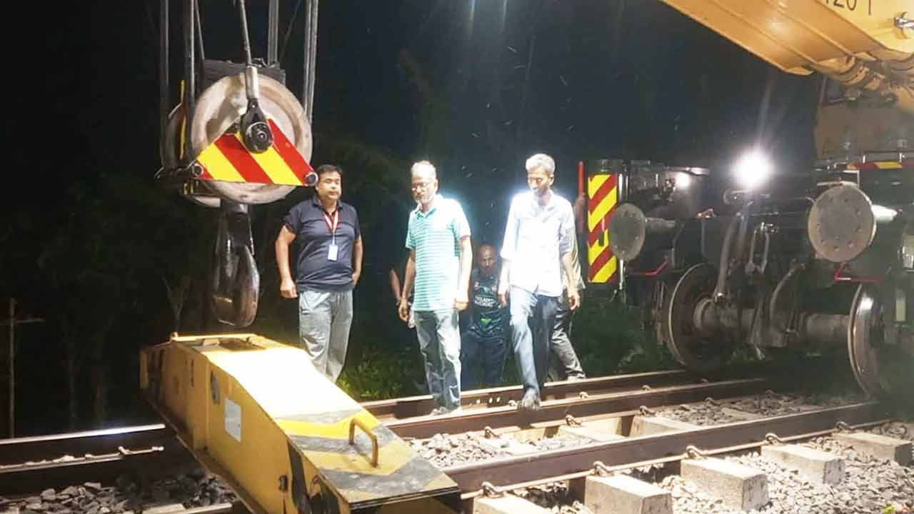 বগুড়ায় লাইনচ্যুত নীলসাগর এক্সপ্রেসের ৯ বগি উদ্ধার শুরু