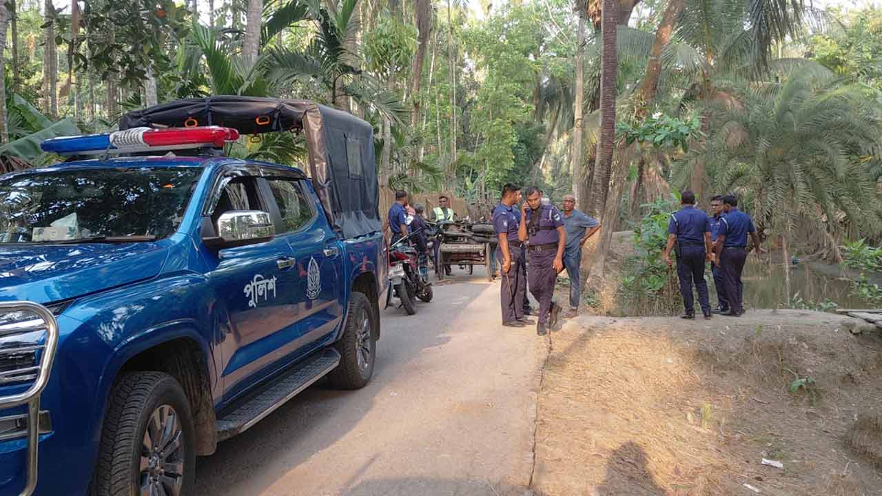 বাগেরহাটে পুলিশকে কুপিয়ে আসামি ছিনতাই, এলাকায় থমথমে পরিস্থিতি