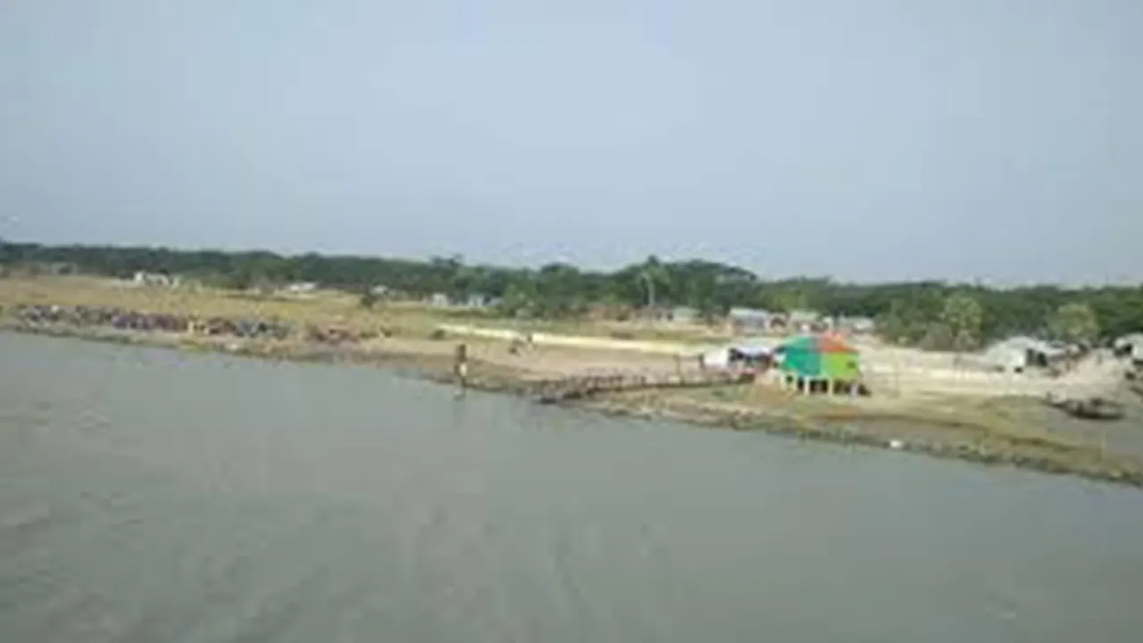 অভিযানে গিয়ে স্পিডবোট উল্টে পুলিশ সদস্য নিখোঁজ