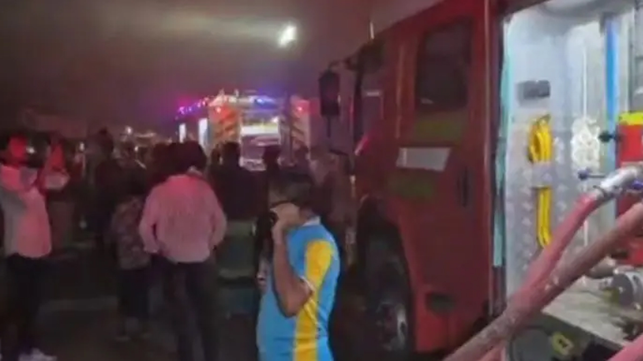 গাজীপুরে পোশাক কারখানায় আগুন