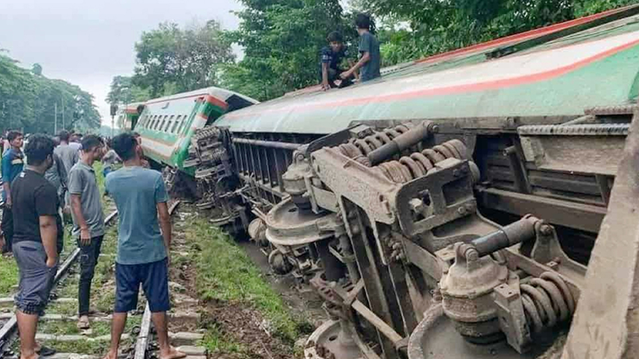 ট্রেন লাইনচ্যুতের ঘটনায় সহকারী স্টেশন মাস্টার বরখাস্ত