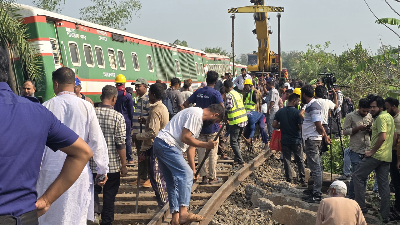 ২০ ঘণ্টা পরও বন্ধ রেল যোগাযোগ, ভোগান্তিতে যাত্রীরা