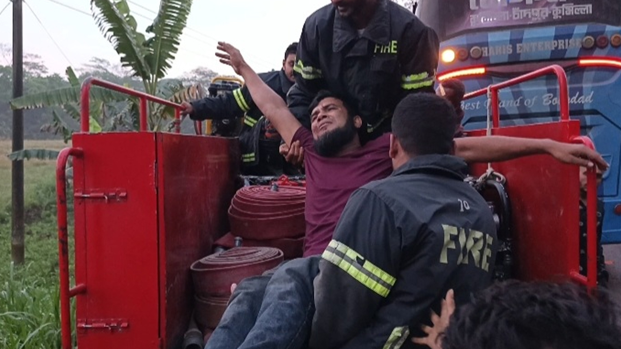 ঢাকা-বরিশাল মহাসড়কে বাস-ট্রাক মুখোমুখি সংঘর্ষ, আহত ১৫