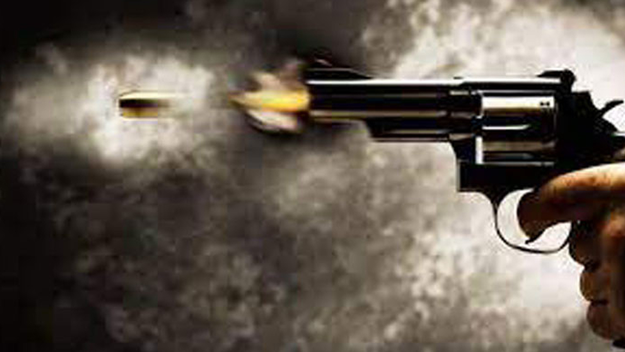 খুলনায় ঘরে ঢুকে একই পরিবারের ৪ জনকে গুলি