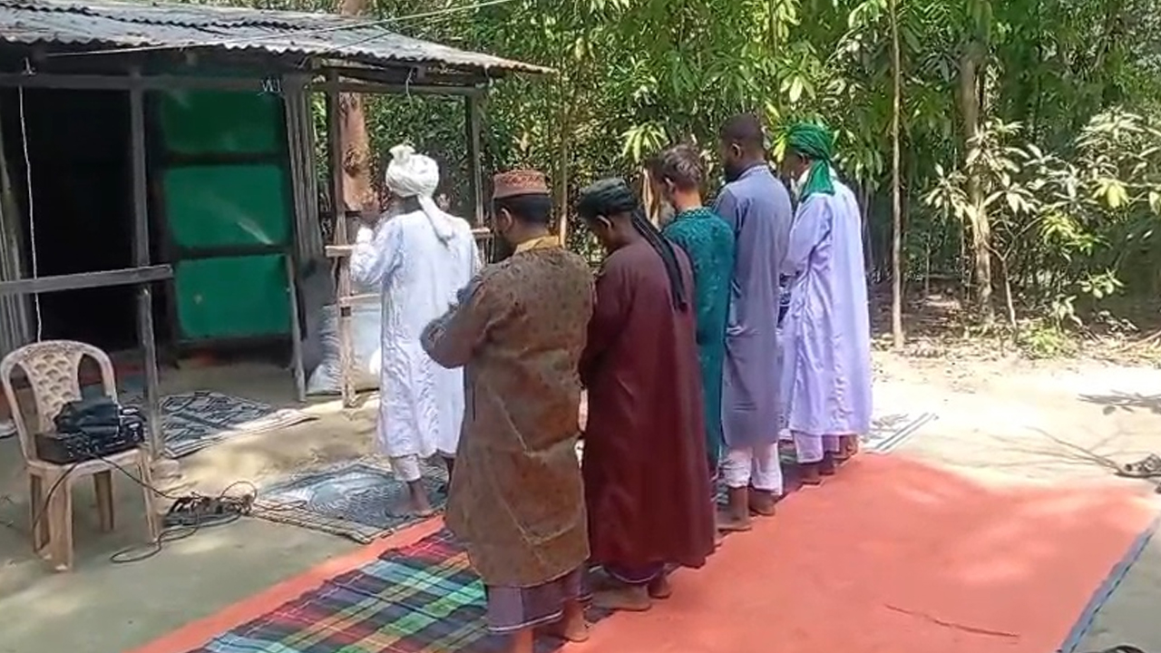 দুইদিন আগেই চাঁদপুরে ঈদ উদযাপন, ৭ জনের জামাত