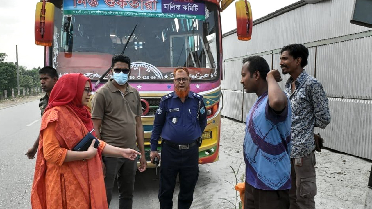 অতিরিক্ত ভাড়া আদায়, তিন বাসচালককে জরিমানা