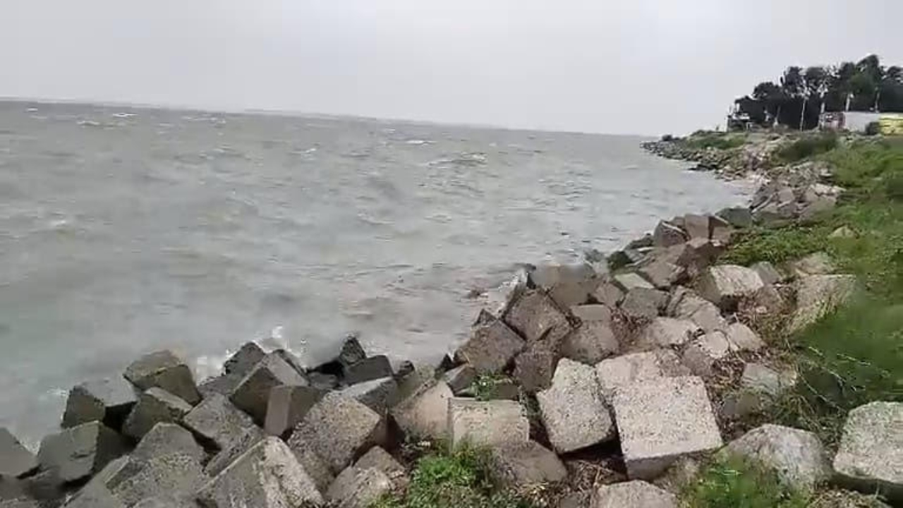 পদ্মায় ঝড়ে ৩ ট্রলারডুবি, তলিয়ে গেছে ৬ হাজার ব্যাগ সিমেন্ট