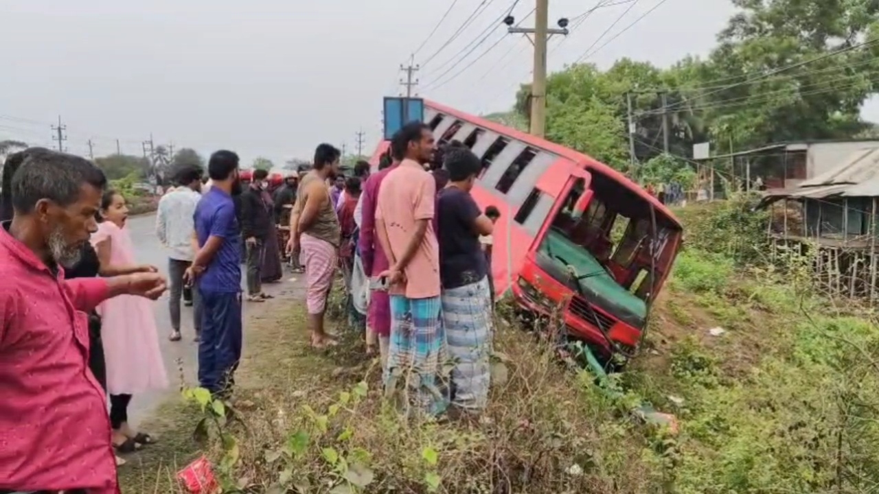 ভালুকায় বাসের ধাক্কায় নারীসহ দুইজন নিহত, আহত ৩০