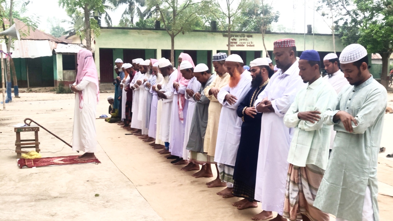সৌদির সঙ্গে মিল রেখে দিনাজপুরের ৬ উপজেলায় আগাম ঈদ উদযাপন