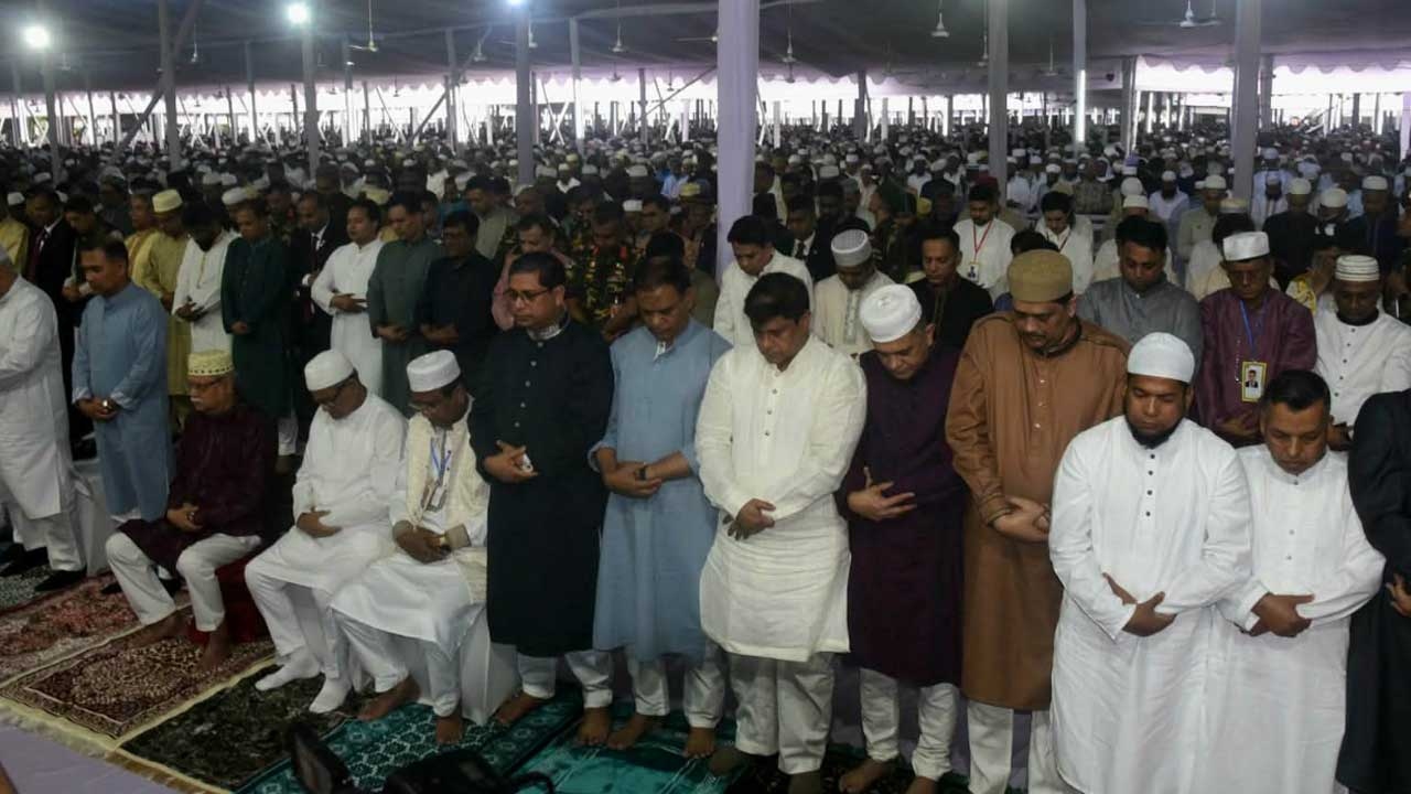 মোনাজাতে যুদ্ধ বন্ধে মুসলিম দেশগুলোকে ঐক্যবদ্ধ হওয়ার আহ্বান