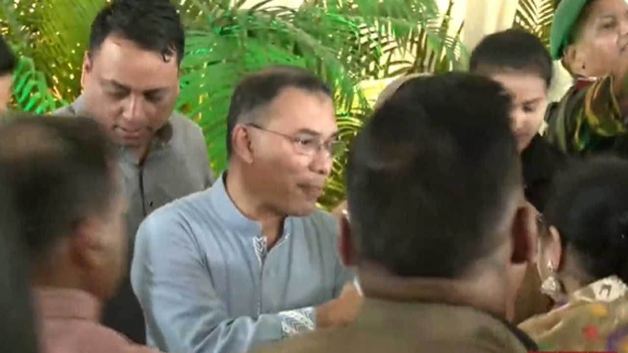 সর্বসাধারণের সঙ্গে ঈদের শুভেচ্ছা বিনিময় করছেন প্রধানমন্ত্রী