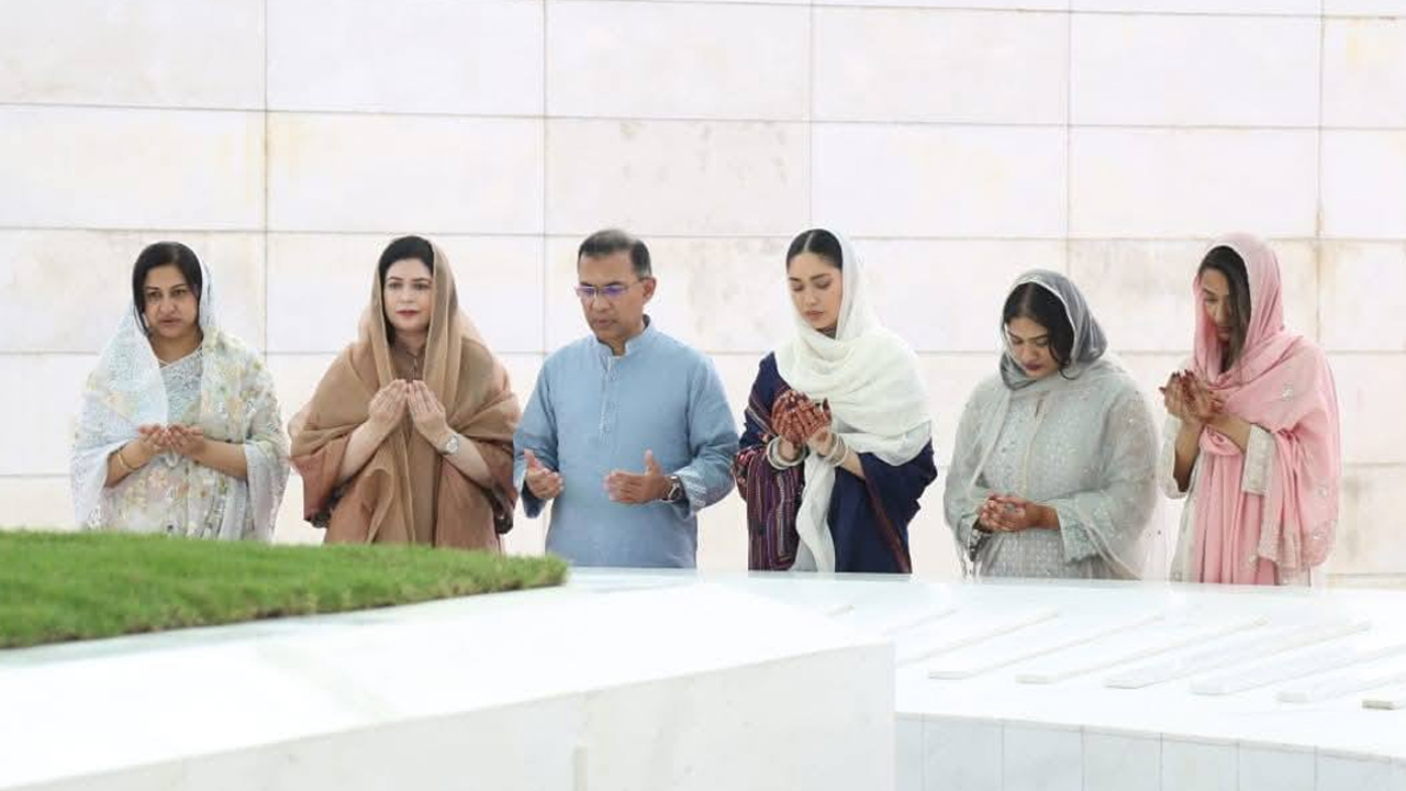 মা-বাবার কবর জিয়ারত করলেন প্রধানমন্ত্রী