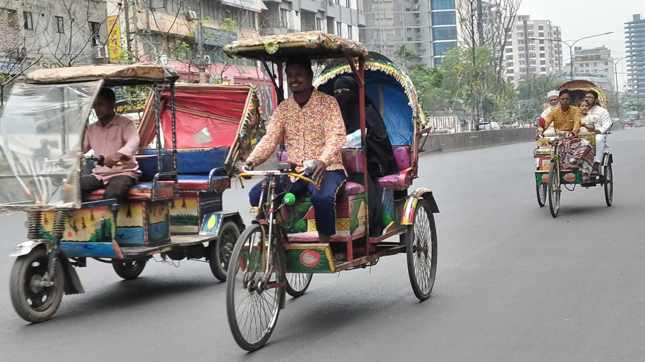 ফাঁকা ঢাকায় রিকশা-সিএনজির দাপট, ভাড়াও বেশি