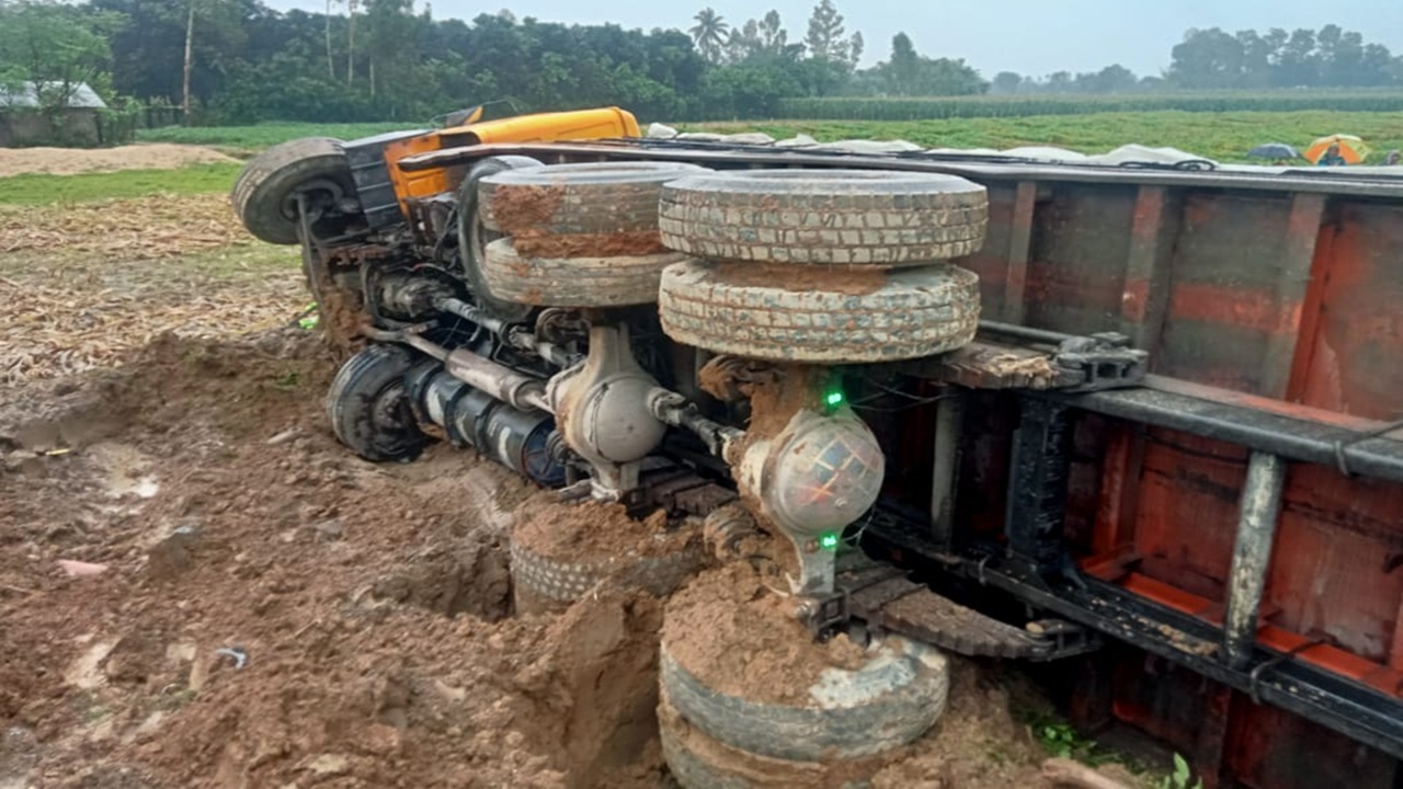 হবিগঞ্জে ট্রাক নিয়ন্ত্রণ হারিয়ে খাদে পড়ে নিহত ৪