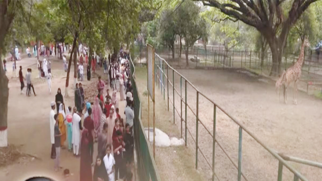 ঈদের দ্বিতীয় দিনেও জমে উঠেছে বিনোদন কেন্দ্রগুলো