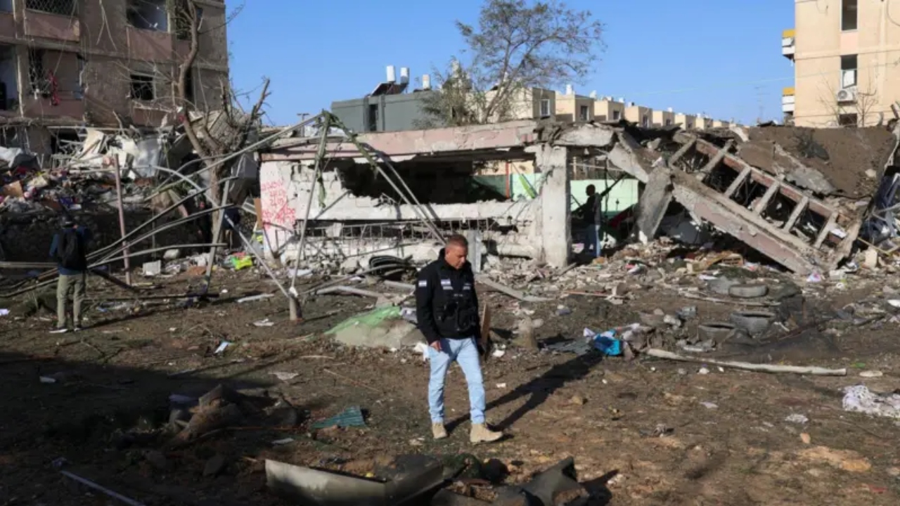 ইরানি ক্ষেপণাস্ত্রের আঘাতে ইসরায়েলে ব্যাপক ধ্বংসযজ্ঞ