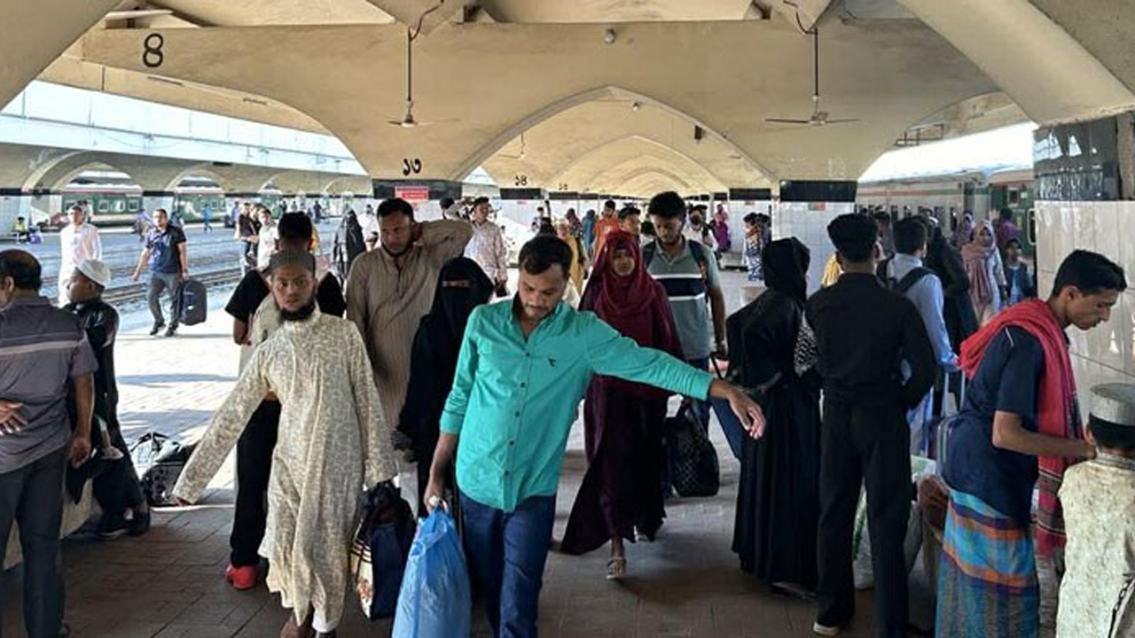 চিরচেনা ব্যস্ততায় ফিরছে রাজধানী