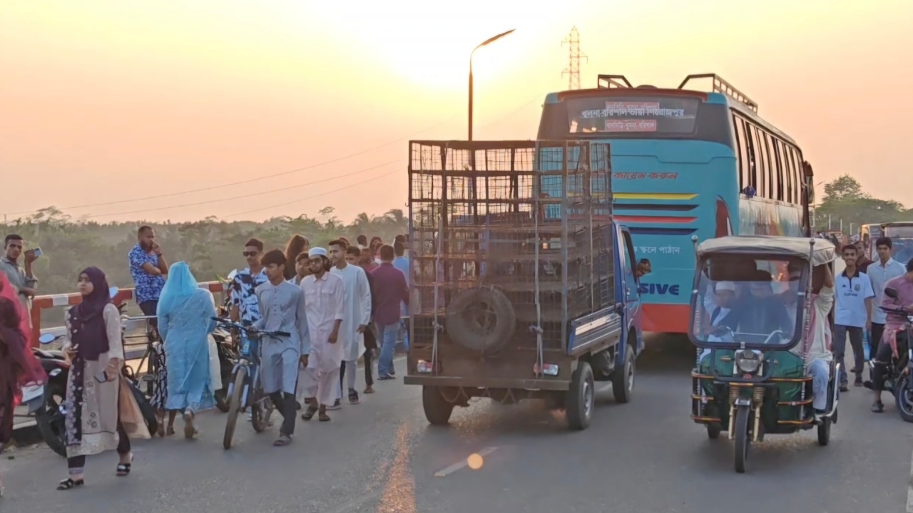 পিরোজপুরে বিনোদন সীমিত দুটি সেতুতে, ঈদের আনন্দে বাড়ছে দুর্ঘটনার ঝুঁকি