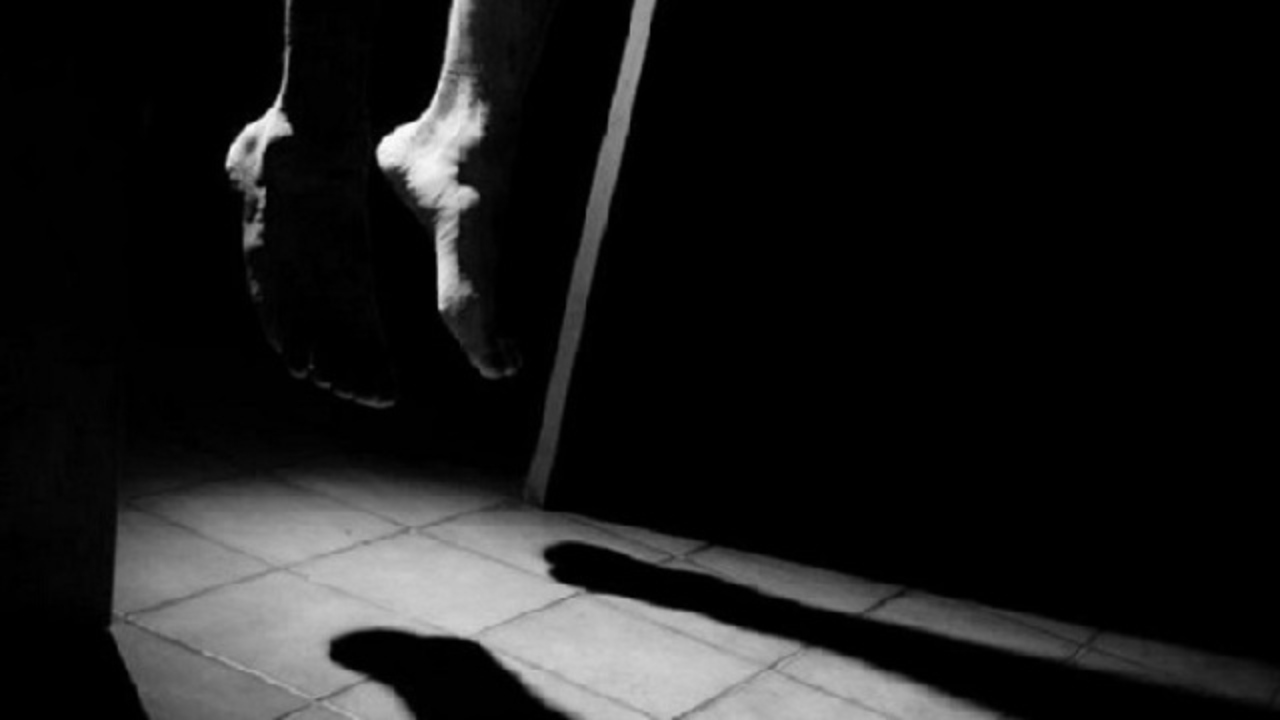 নড়াইলে পায়ে শিকল বাঁধা অবস্থায় গৃহবধূর ঝুলন্ত মরদেহ উদ্ধার