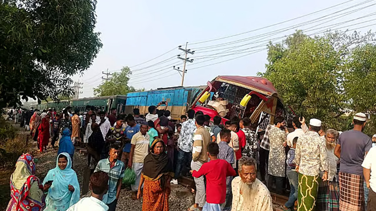 কুমিল্লায় দুর্ঘটনায় ১২ জনের মৃত্যু: দুই গেটম্যানের বিরুদ্ধে মামলা