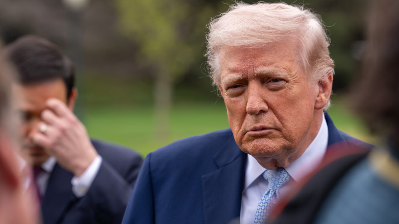 ইরানের বিদ্যুৎকেন্দ্রে হামলার সিদ্ধান্ত থেকে পিছু হটলেন ট্রাম্প