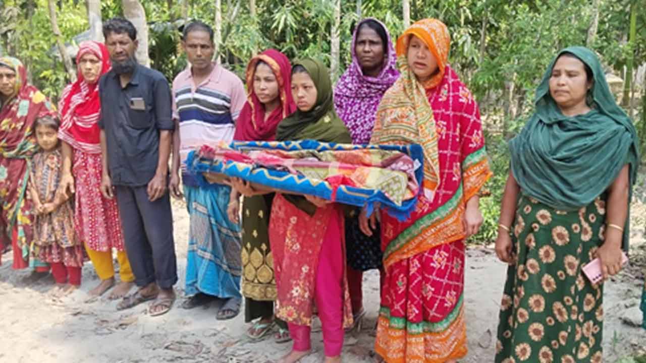 ঝালকাঠিতে সন্তানের মরদেহ নিয়ে মানববন্ধন