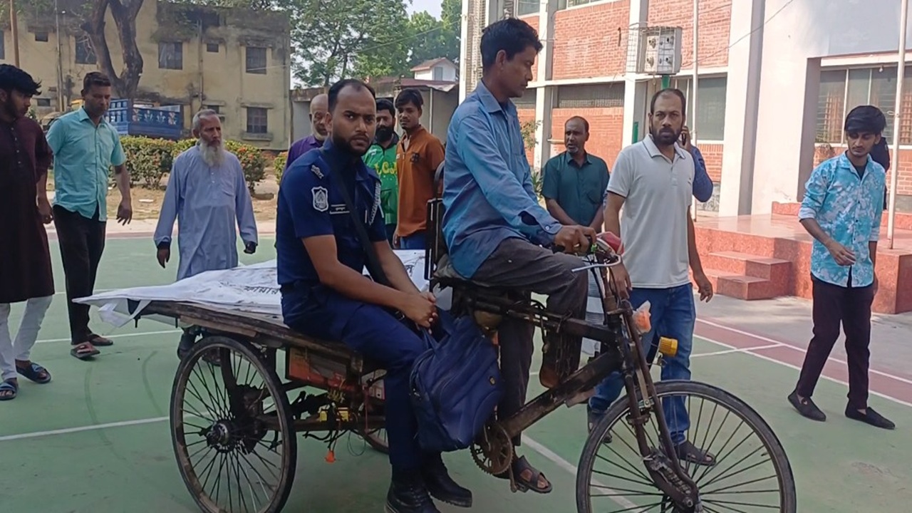 নাটোরে বালুবোঝাই ট্রাক ও যাত্রীবাহী ইজিবাইক সংঘর্ষে নিহত ৩
