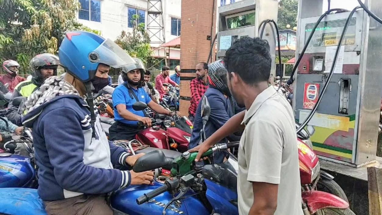নেত্রকোনায় তেলের সংকটে ভোগান্তিতে গ্রাহকরা