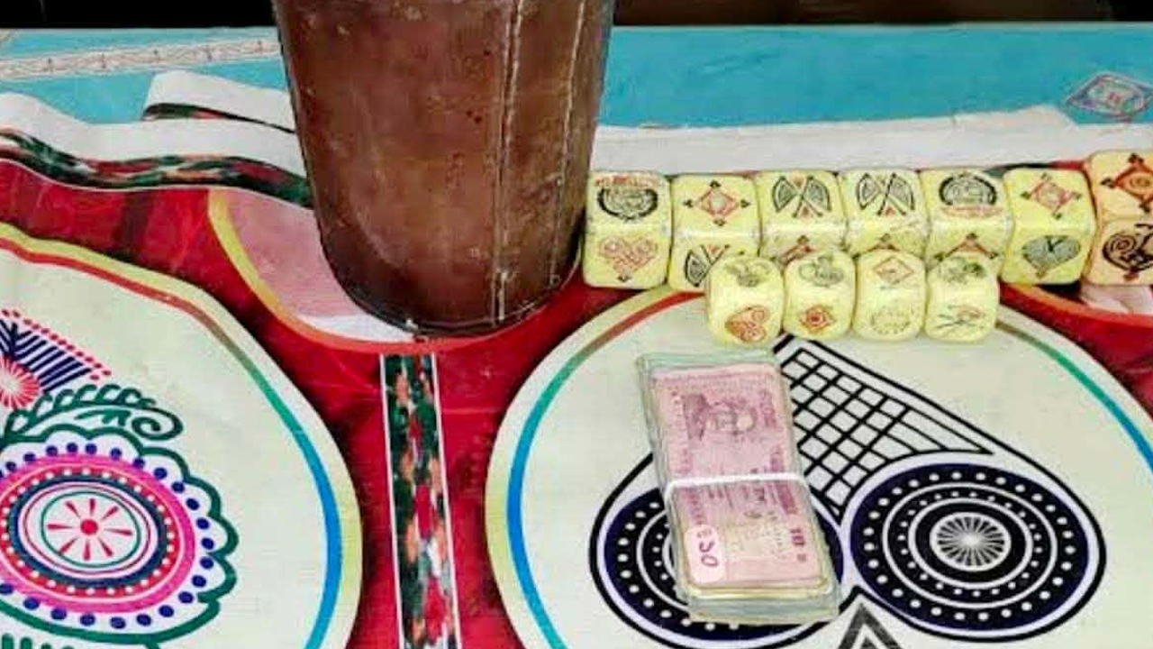 পুলিশের গাড়ি ভাঙচুর করে ৩ আসামি ছিনতাই