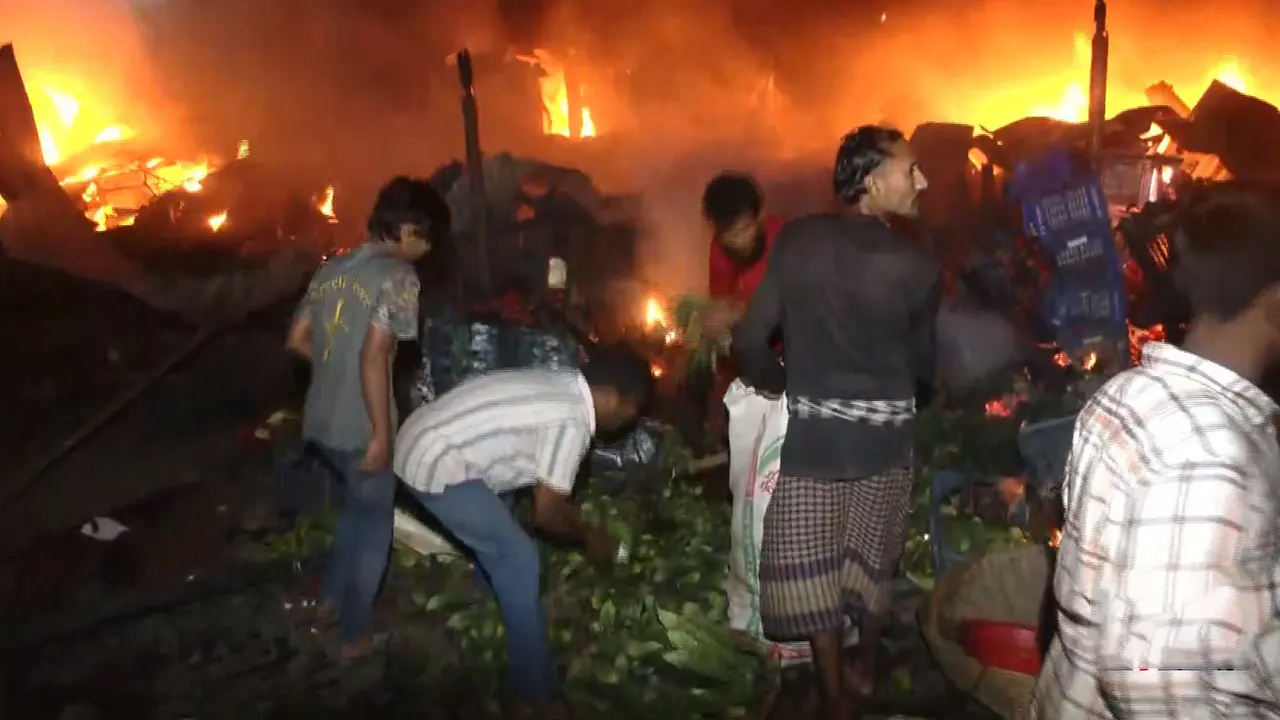 মধ্যরাতে রায়েরবাজার কৃষিমার্কেটে আগুন