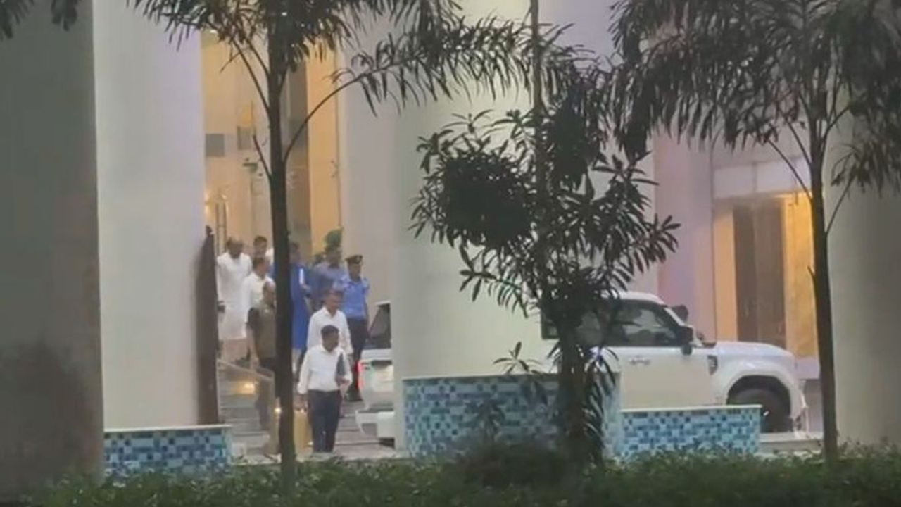 প্রথম কর্মদিবসে টানা ১১ ঘণ্টা অফিস করলেন প্রধানমন্ত্রী