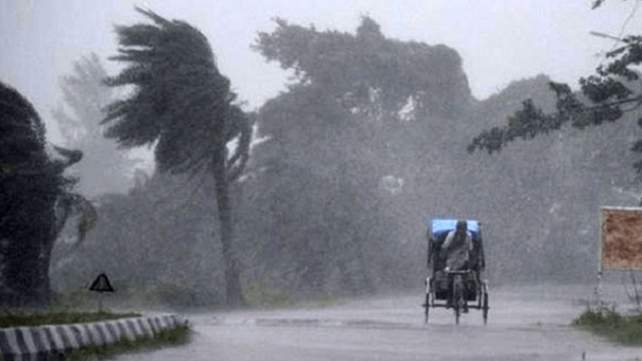 ৪ অঞ্চলে ঝড়ের আভাস, নদীবন্দরে সতর্কতা