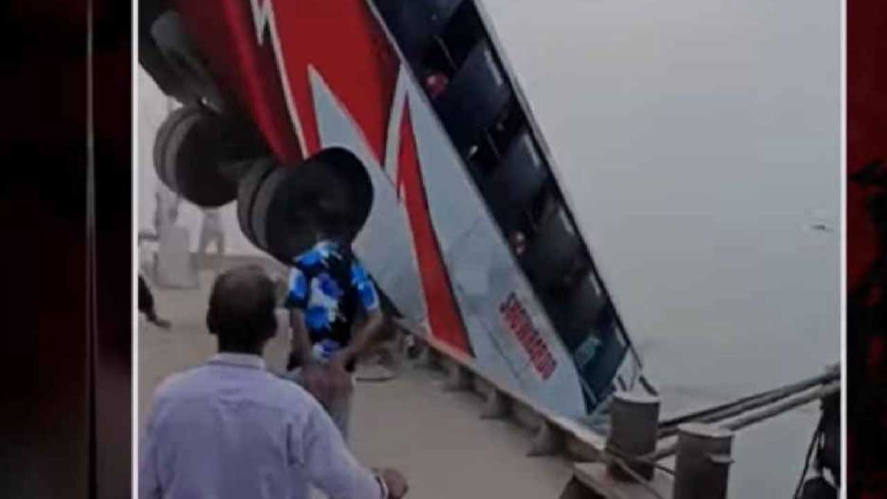 ফেরিতে ওঠার সময় বাস উল্টে নদীতে, বহু হতাহতের আশঙ্কা