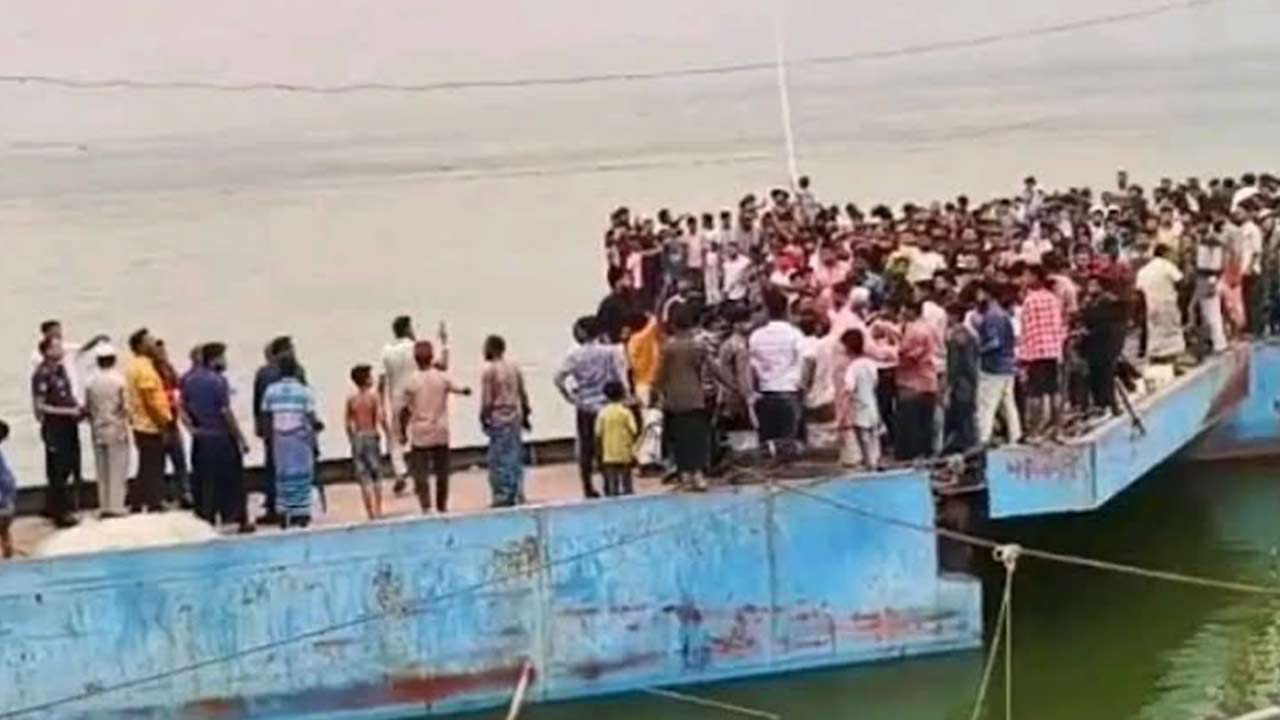 ফেরিতে ওঠার সময় যাত্রীবাহী বাস উল্টে নদীতে, হতাহতের শঙ্কা