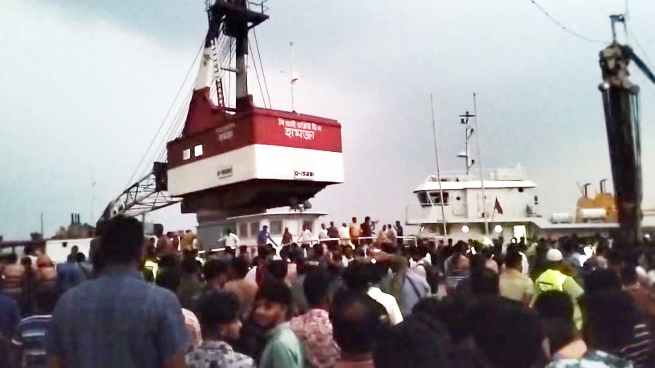 ফেরিতে উঠতে গিয়ে বাস নদীতে, নিহত ৪