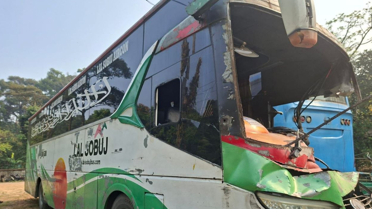 চকরিয়ায় বাসের ধাক্কায় প্রাণ গেল ২ পর্যটকের